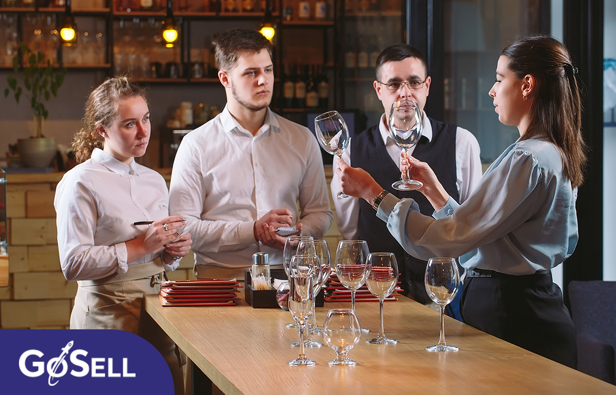 Đội ngũ nhân viên phục vụ đóng vai trò quan trọng trong việc đem lại chất lượng dịch vụ tốt cho nhà hàng