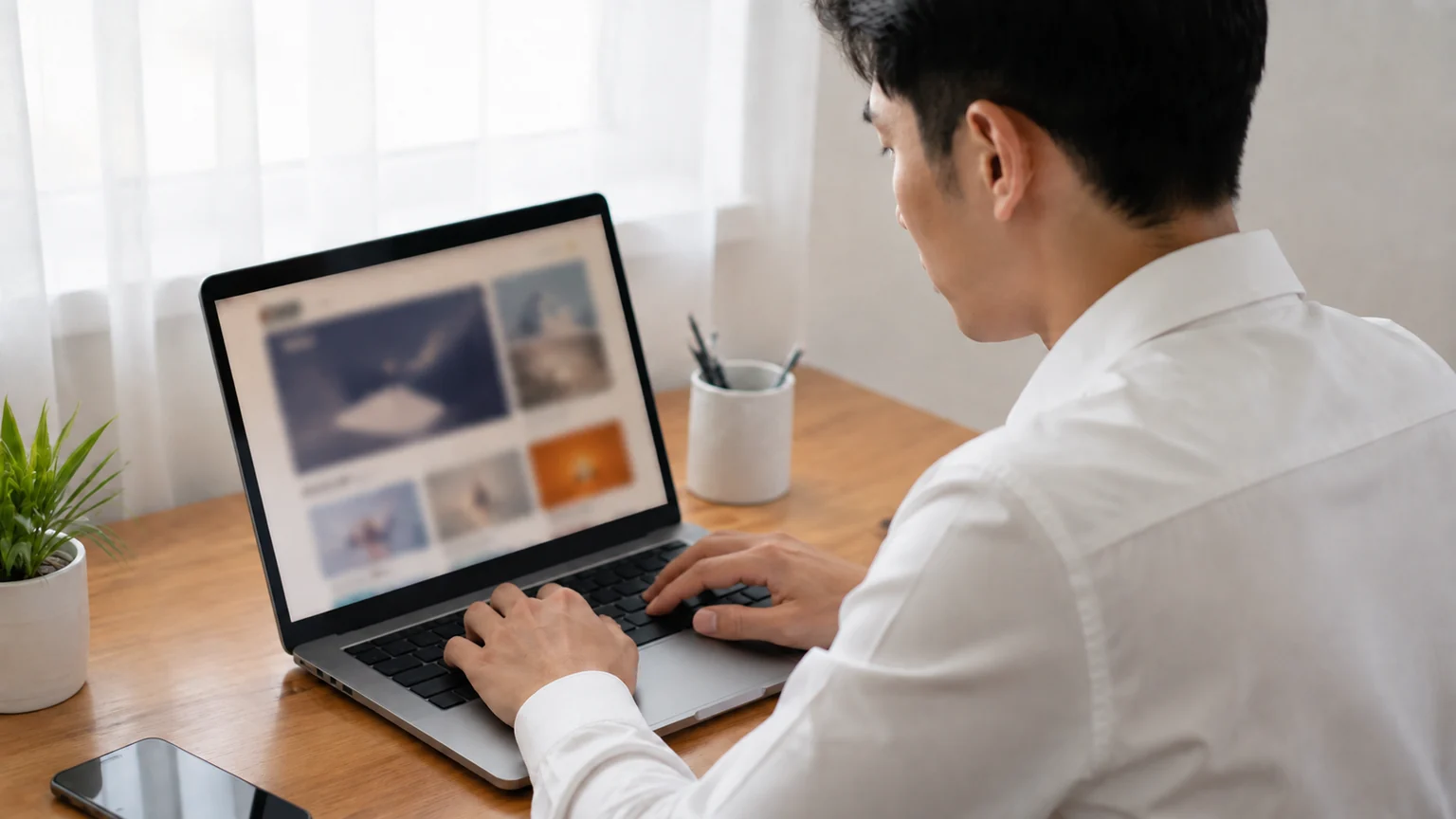 Học viên học làm website bán hàng trực tiếp trên laptop